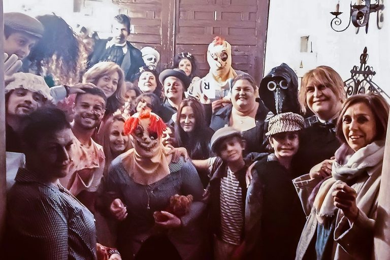 Almodóvar del Campo: 300 asistentes rubrican el éxito de ‘El Orfanato’ que desplegó Anda Que Vergüenza como celebración de Halloween