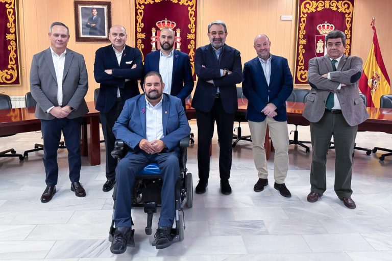 El consejero de Sanidad visita al alcalde de Argamasilla de Calatrava  para establecer las prioridades del proyecto del centro de salud