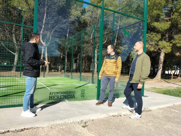 Herencia cuenta desde este miércoles con una nueva y modernizada pista de pádel de metacrilato