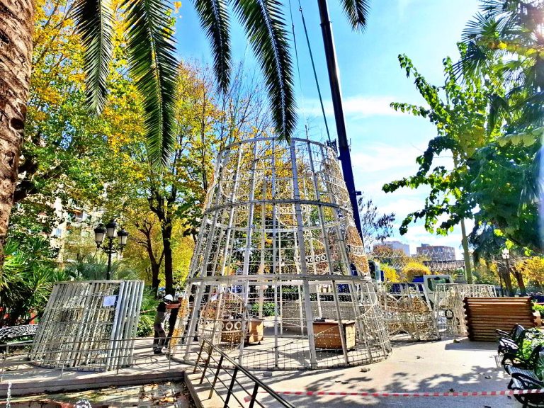 Puertollano: El gran abeto luminoso navideño se levanta en el Paseo de San Gregorio