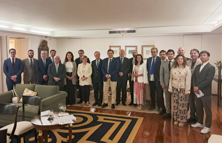La delegación de promoción de FENAVIN y bodegas ciudadrealeñas conocen los desafíos y oportunidades del mercado tailandés para el vino español