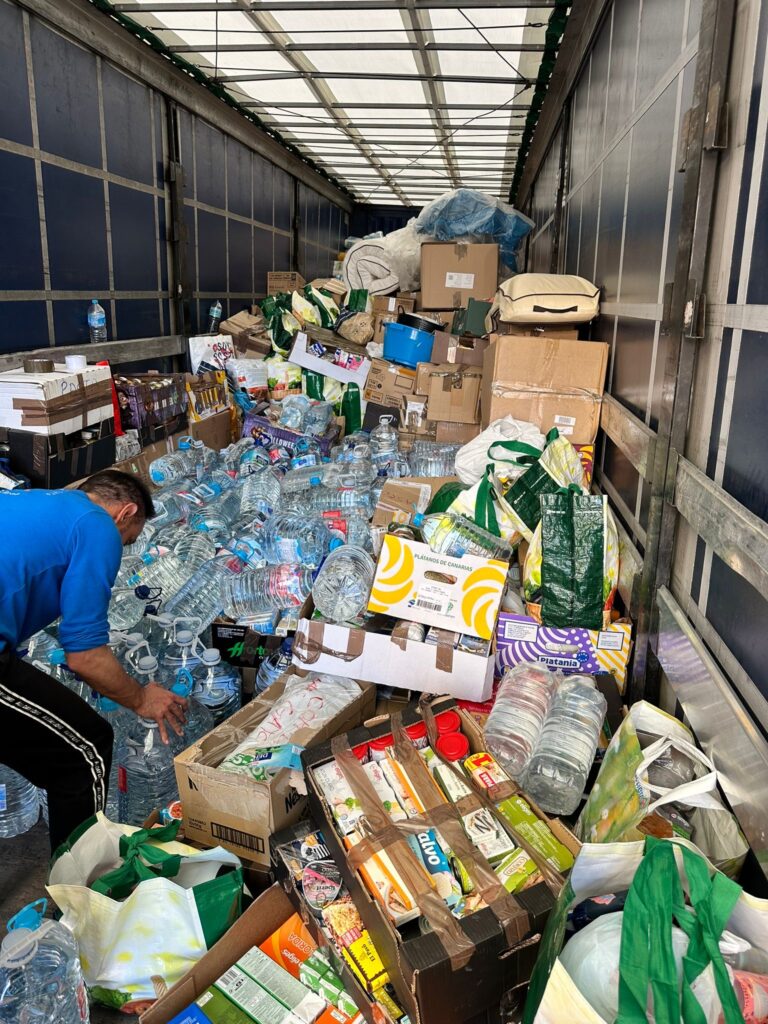 Ciudad Real: Las hermandades del Cristo de la Caridad y Dolorosa de Santiago fletan un tráiler con 20.000 kilos de alimentos para los damnificados por la DANA