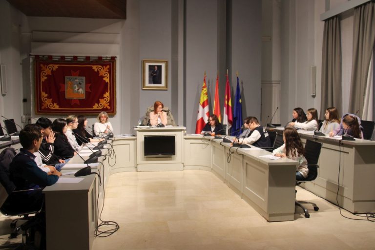 El Ayuntamiento de Alcázar conmemora el Mes de los Derechos de la Infancia con una sesión plenaria del Consejo de Infancia y Adolescencia