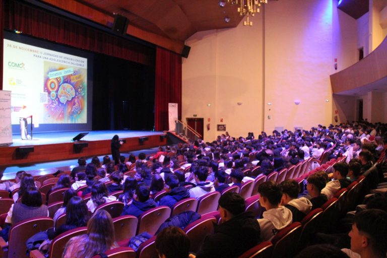 Adolescentes de Alcázar, Campo de Criptana y Herencia se reúnen en el Teatro Emilio Gavira con motivo de las II Jornadas de Sensibilización para una Adolescencia Saludable