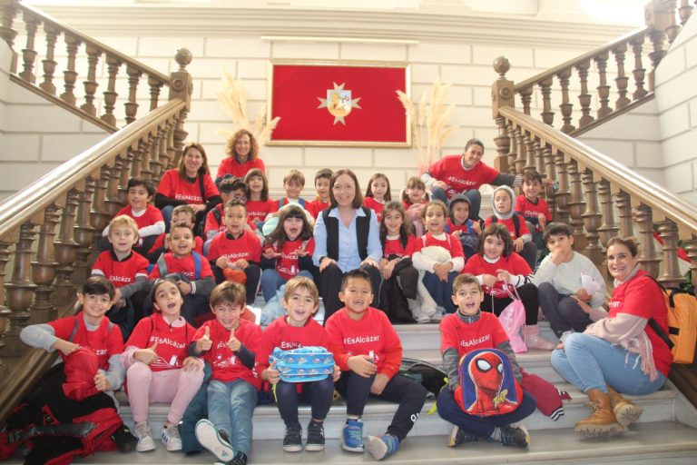 El alumnado de 2º de Primaria del CEIP Gloria Fuertes visita a la alcaldesa en el Ayuntamiento