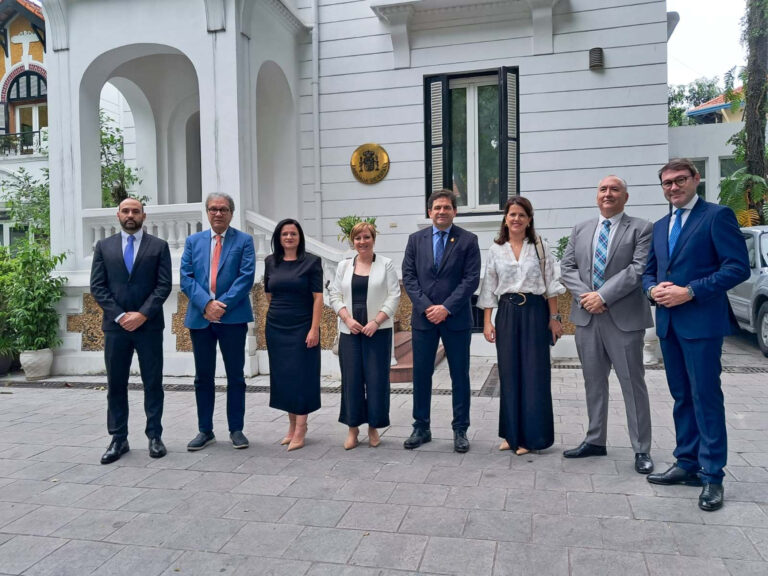 Valverde inicia en Vietnam una misión comercial de FENAVIN para fortalecer la feria y la consolidación en Asia de doce bodegas de Ciudad Real