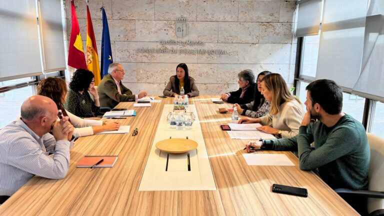 El Gobierno de Castilla-La Mancha incrementa en un 40 por ciento las prestaciones económicas a las personas cuidadoras