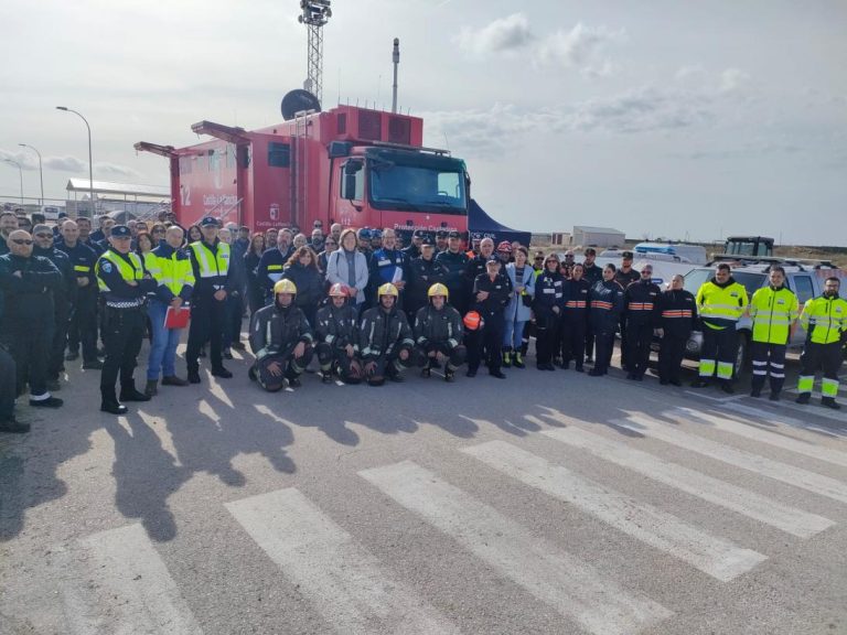 Mas de 70 efectivos de los grupos de emergencia y personal de una planta termosolar han participado en el simulacro desarrollado en Alcázar de San Juan