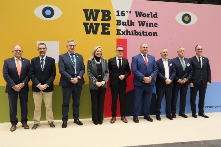 El Gobierno regional apoya a las 17 empresas y cooperativas que participan en la feria internacional del vino Bulk Wine Exhibition