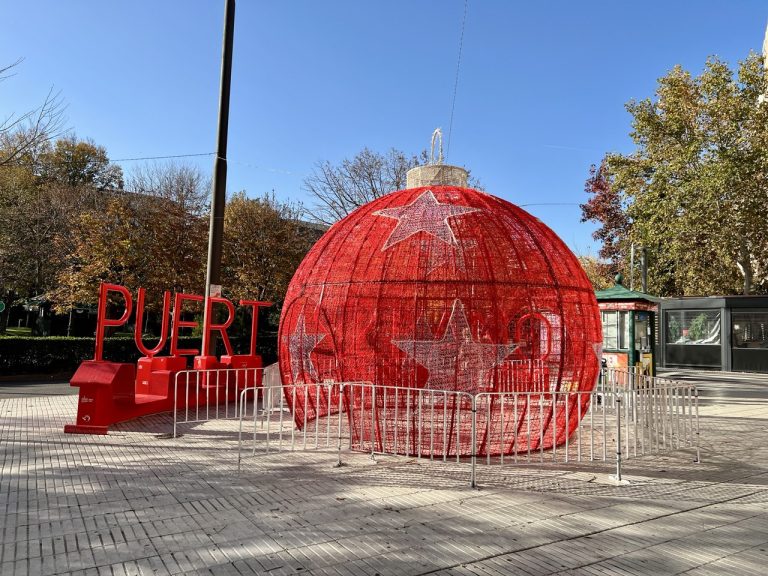 Una bola luminosa gigante tipo túnel frente al mercado, entre las sorpresas de la iluminación navideña de Puertollano