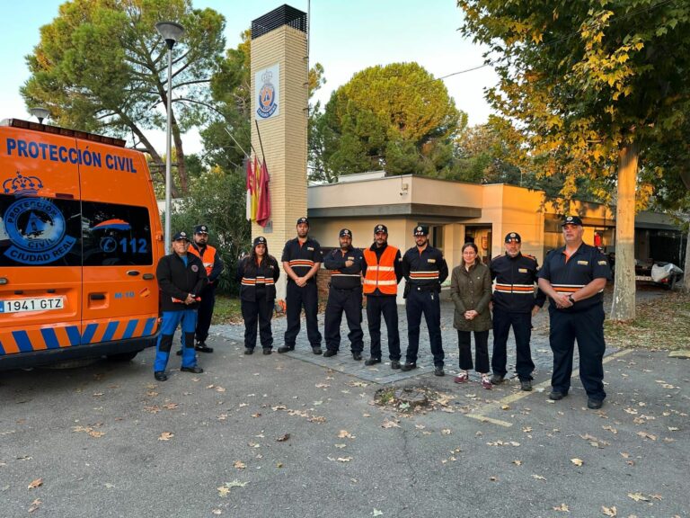 El alcalde despide a los Voluntarios de Protección Civil que marchan para ayudar en los trabajos de rescate y logística en Valencia
