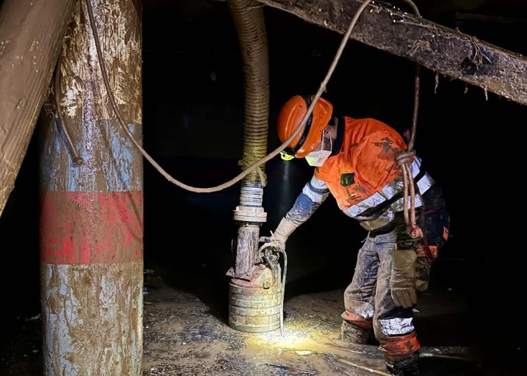 Los bomberos del complejo industrial de Repsol Puertollano achican la tragedia en Valencia entre la gratitud de los vecinos
