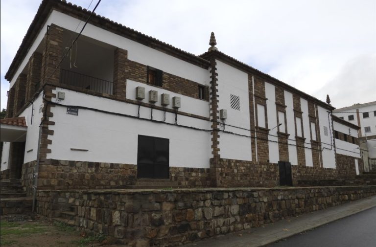 El Ayuntamiento de Puertollano restaura el exterior del bello teatro-cine del Poblado