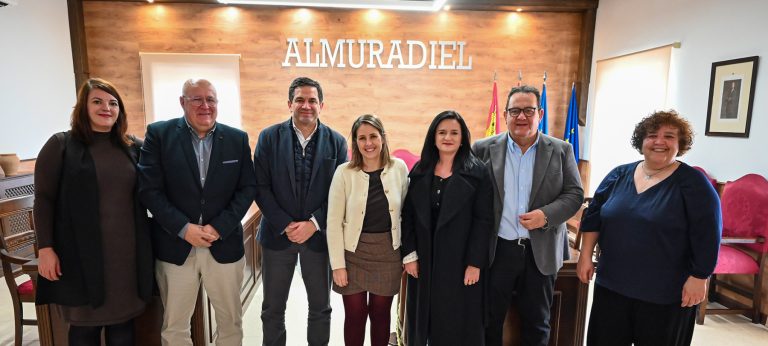 Valverde constata en Almuradiel el beneficio que supone para los mayores mantener el Programa de Apoyo Nutricional sin la ayuda de la Junta