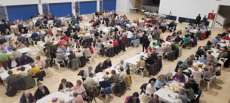 Unos 300 mayores dieron la bienvenida a la Navidad en su tradicional chocolatada