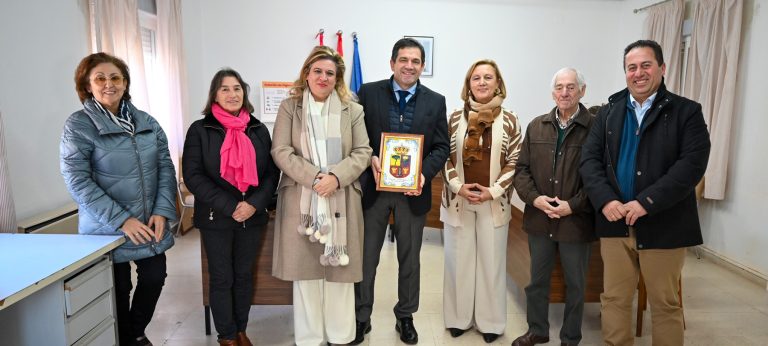 Valverde reafirma en Navalpino el compromiso de la Diputación de Ciudad Real con el desarrollo de los pueblos pequeños