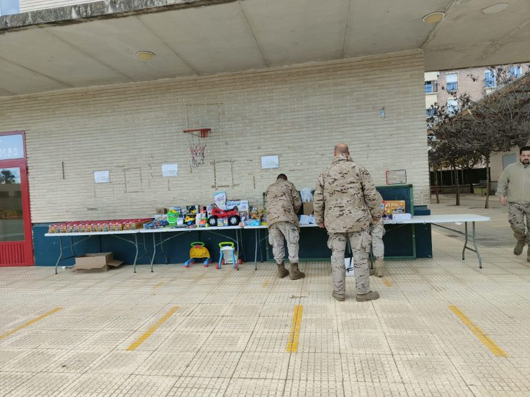 El Ejército reparte los juguetes depositados en el CEIP Ausiàs March de Paiporta tras la campaña solidaria de la Asociación ‘El Capirote’ de Puertollano