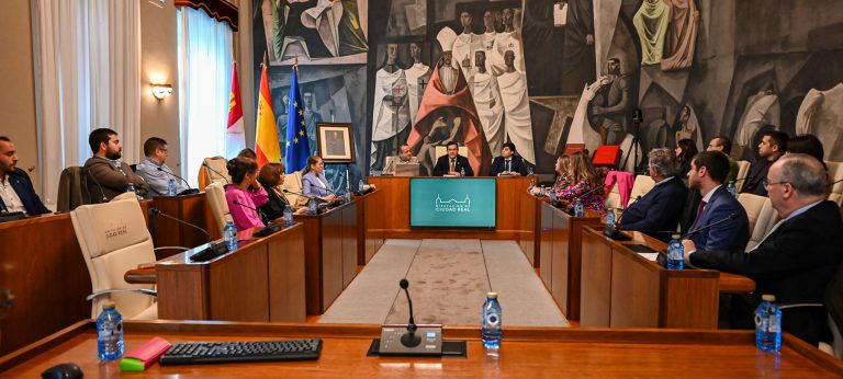 El presidente de la Diputación pide a los secretarios, interventores y tesoreros que garanticen la estabilidad de los ayuntamientos de la provincia