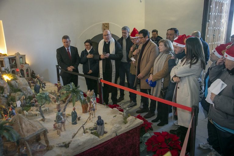 La sede del Gobierno regional acoge un año más el belén tradicional realizado por los usuarios y usuarias de APANAS