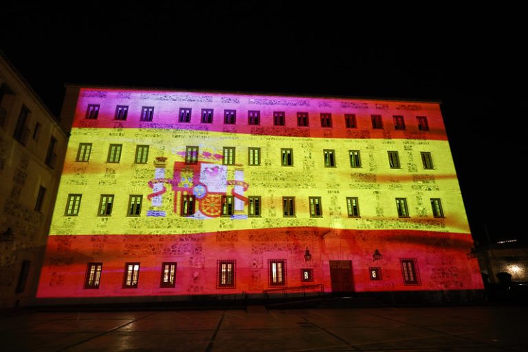 La fachada de San Gil, iluminada con la bandera de España