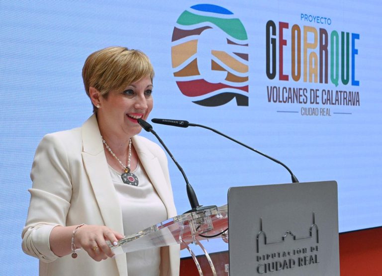 González rechaza las acusaciones de la delegada de la Junta y le recuerda que han solicitado dos veces un miembro para el Comité Institucional de Geoparque y que aún no lo han nombrado