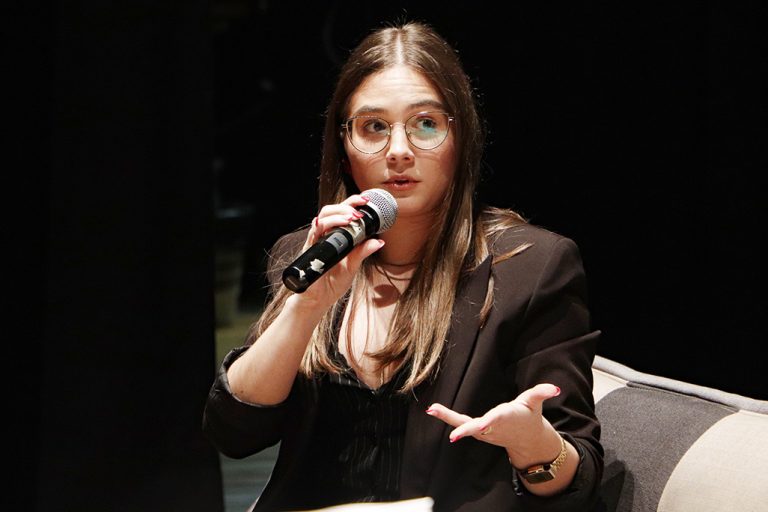 Alejandra Gadea presentó anoche en Almodóvar del Campo su segunda novela, ‘Pienso, luego amo’