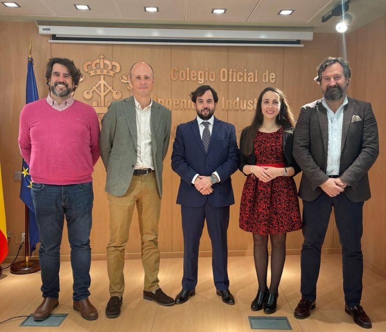 El Colegio Oficial de Ingenieros Industriales de Ciudad Real celebra con sus colegiados su tradicional Fiesta de Navidad