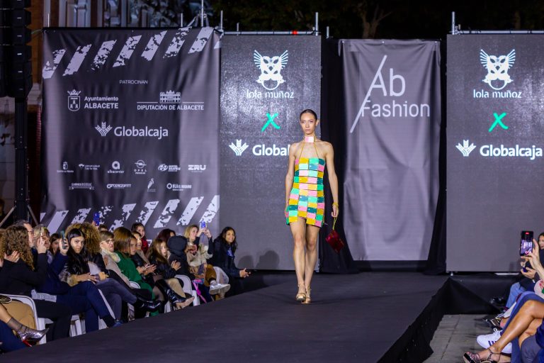 Globalcaja apoya al comercio local en el desfile ‘Zona de Moda’ y sortea entre el público tarjetas regalo