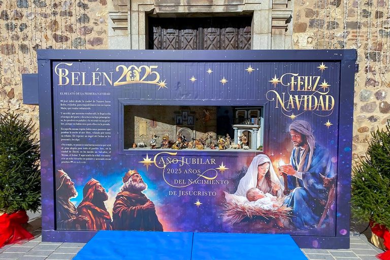 El belén de la Plaza Mayor de Almodóvar del Campo revive la memoria del emblemático pilar de los pies de la iglesia