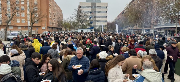Ciudad Real disfruta de sus multitudinarias migas de Nochevieja en la Puerta de Toledo