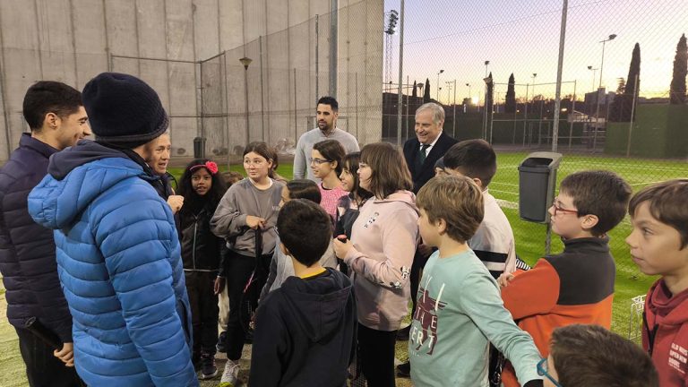 La Escuela Municipal de Tenis ya disfruta de las dos nuevas pistas de césped artificial