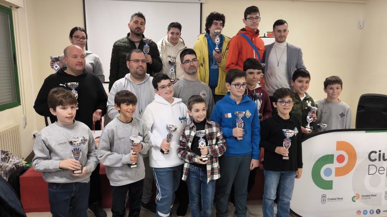 Un centenar de jugadores se disputan el XXIX Festival de Navidad de Ajedrez