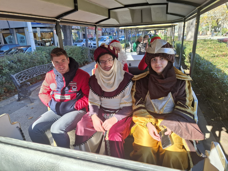 Puertollano: El séquito real de Oriente y Papá Noel son los primeros viajeros a bordo del tren turístico de la Navidad