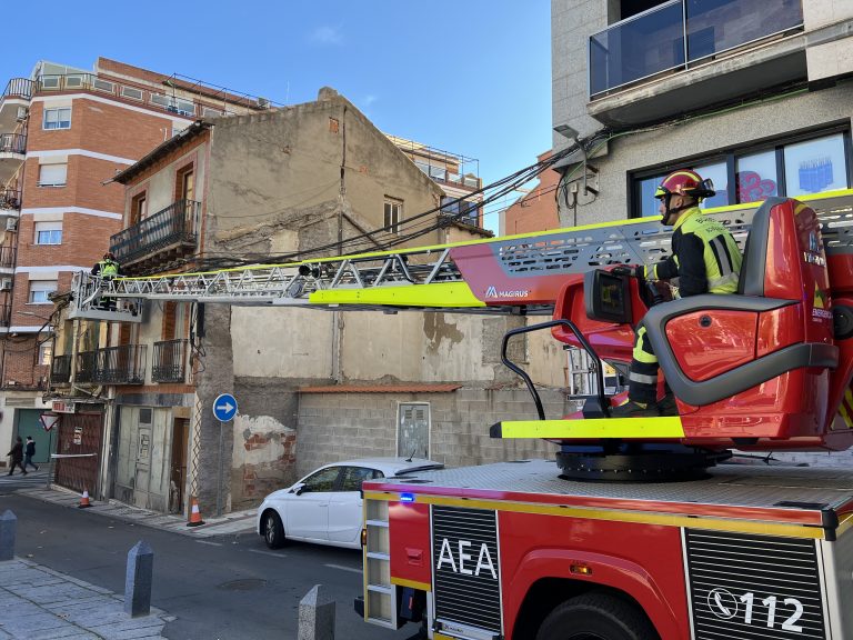Los bomberos actúan en los vestigios del viejo Puertollano