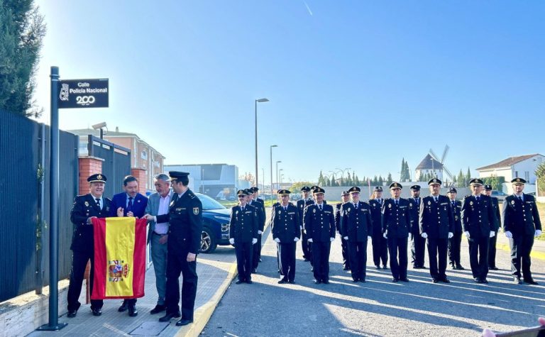 Valdepeñas homenajea a la Policía Nacional en su bicentenario con la denominación de una calle