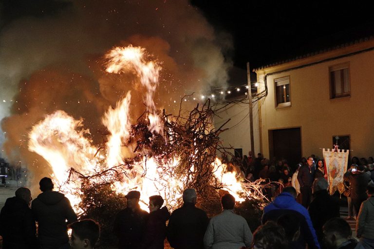 Almodóvar del Campo: El encendido de la candelaria de santa Bárbara rememoró el que hacían los mineros con sus carburas