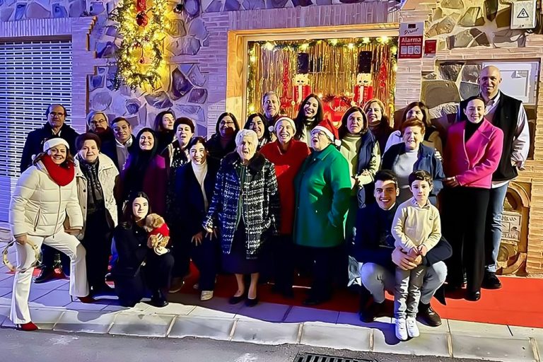 Almodóvar del Campo: Vecinos y comerciantes se unen para hacer de la calle del Cristo un paseo navideño con nomos y guirnaldas