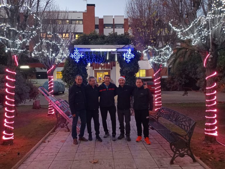 Puertollano: Vecinos de Campoamor 10 regalan la luz y el cariño de la Navidad a los residentes de Las Pocitas del Prior