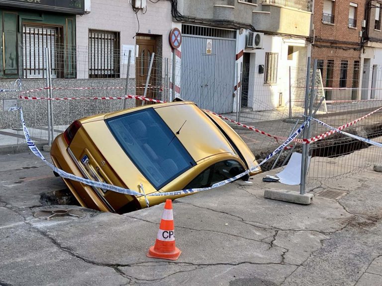 Puertollano: Un vehículo es tragado por la zanja de obras de la calle Real