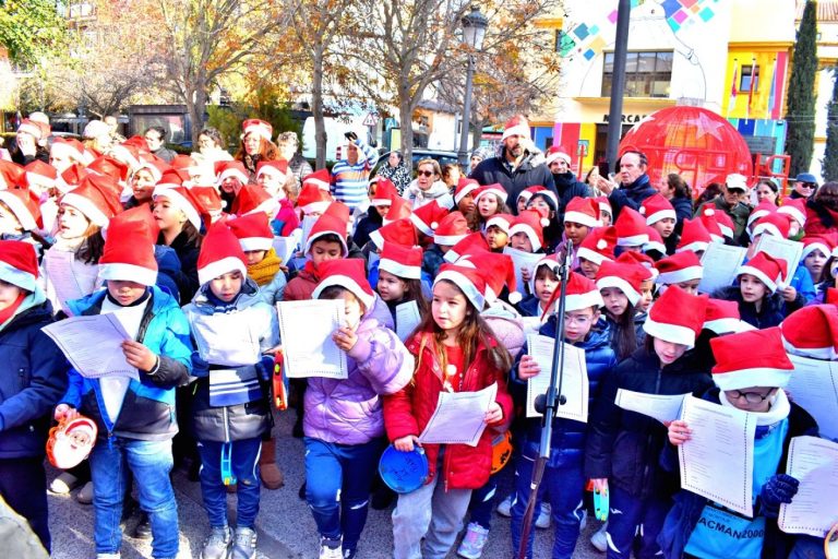 Los niños de Puertollano cantan a la Navidad frente a un árbol cargado de simbolismo