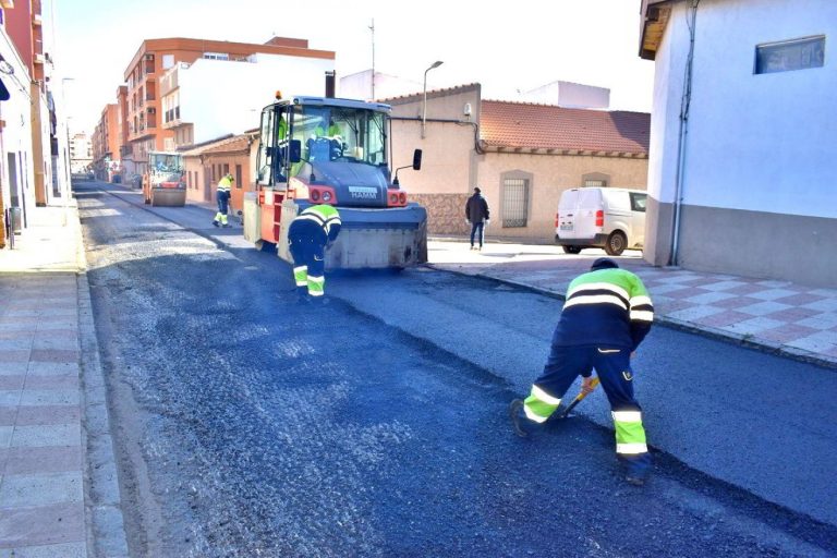 Uno de los principales accesos de Puertollano mejora su pavimentación con nuevo aglomerado en calles Córdoba y Hernán Cortés