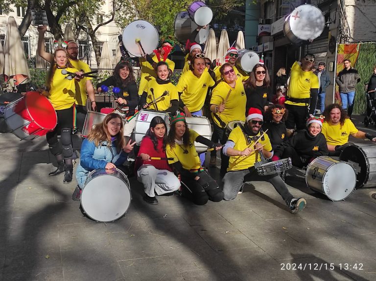 Ritmo y colorido en la salida navideña de la batucada Tutraka