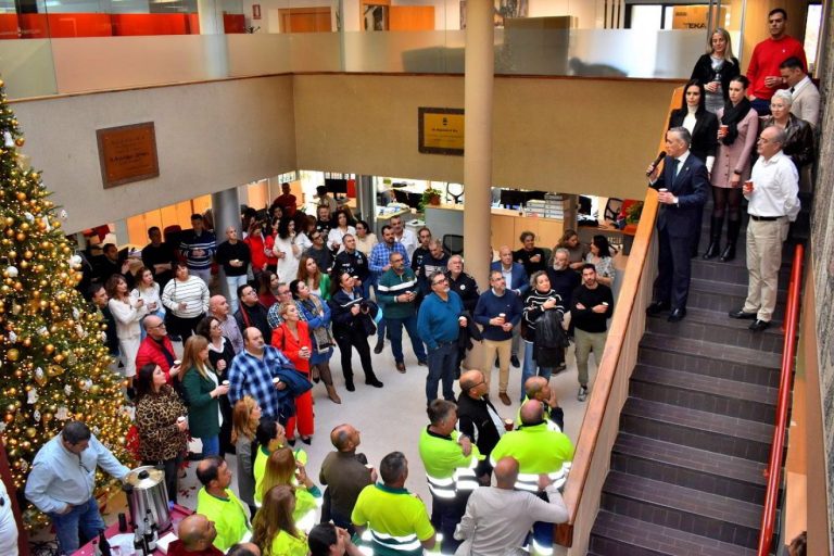 Puertollano: Miguel Ángel Ruiz durante el brindis navideño agradece a los trabajadores su esfuerzo por hacer felices a los ciudadanos