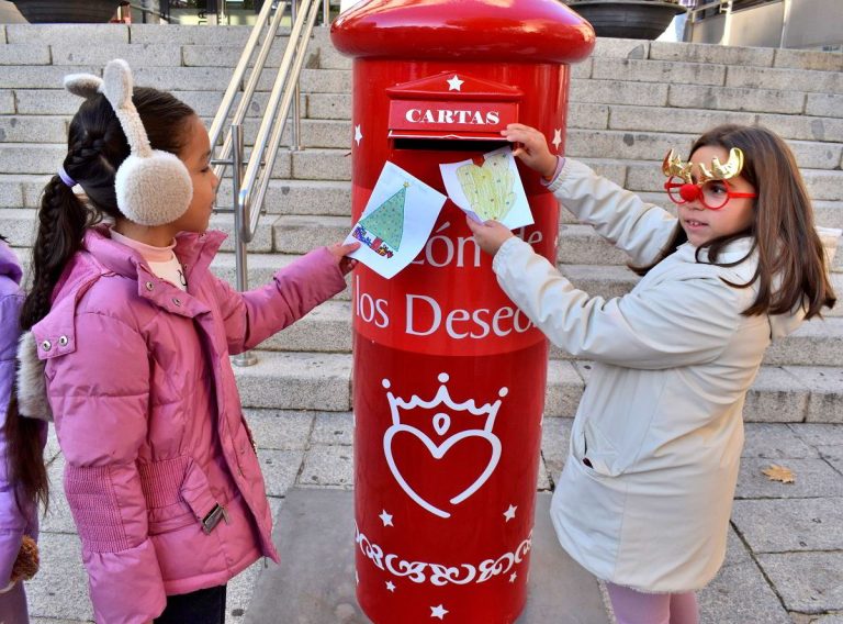 Puertollano: Escolares del colegio Calderón de la Barca llevan al «Buzón de los Deseos» sus sueños para el nuevo año