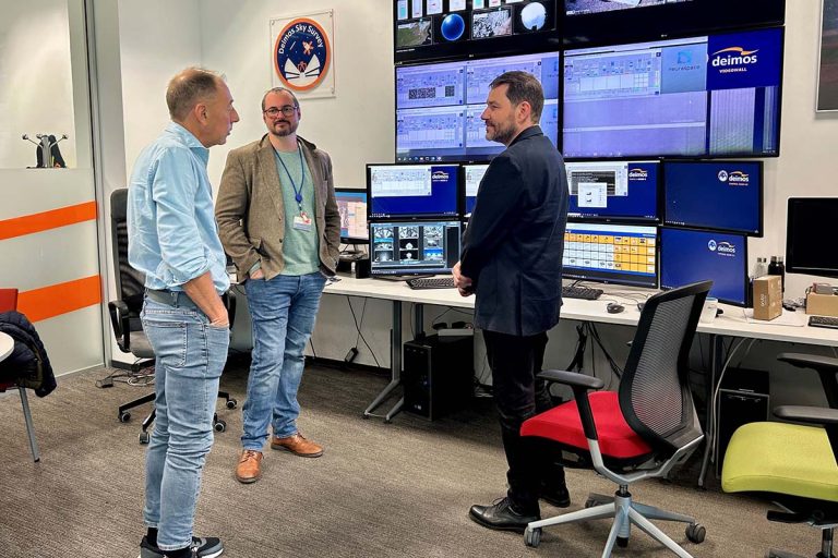 David Broceño visita el centro de integración y operación de satélites de Deimos en Puertollano