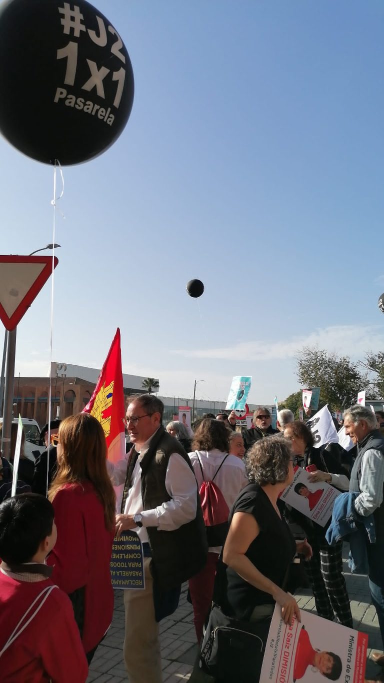 Más de 5.000 Abogados y Procuradores del Movimiento #J2, de todas las regiones de España, se Concertaron frente al Congreso Federal del PSOE en Sevilla exigiendo unas Pensiones Dignas y una Pasarela al RETA 1×1.