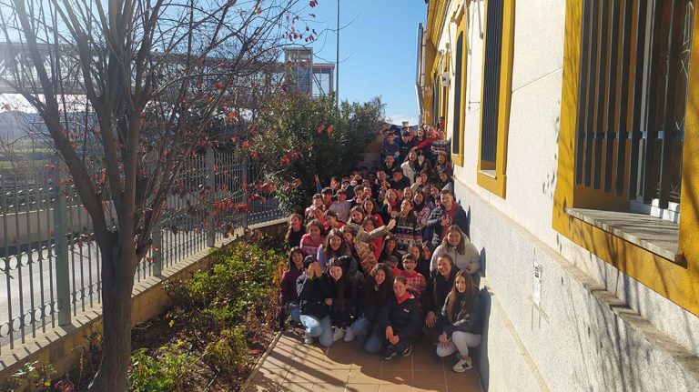El colegio San José FEyE de Puertollano lleva la Navidad a las Hermanas de la Cruz