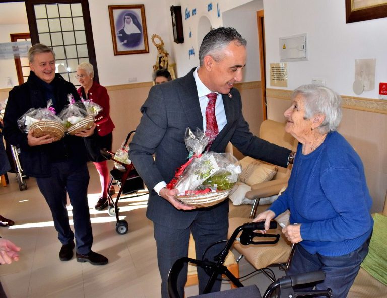 El alcalde de Puertollano felicita las fiestas navideñas a las mujeres que conviven en la Residencia de las Hermanas de la Cruz