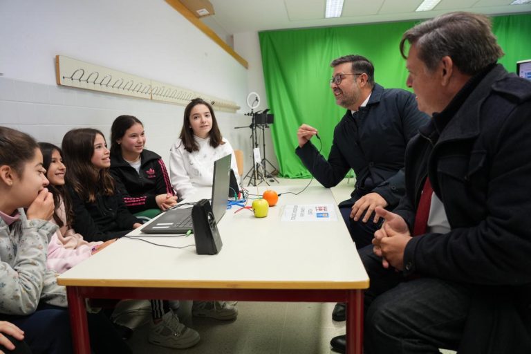El Gobierno regional comienza la entrega de alrededor de 37.400 dispositivos electrónicos en centros educativos de Castilla-La Mancha