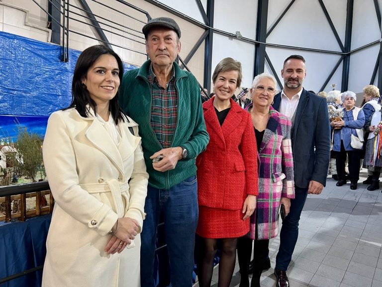 Laureano Estévez regala a Puertollano un bonito belén en el mercado, que albergará ludoteca y actividades de impulso al comercio